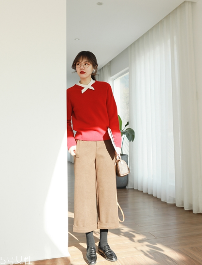 大紅色毛衣配什么顏色好看？色彩搭配很重要