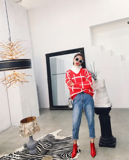 大紅色毛衣配什么顏色好看？色彩搭配很重要