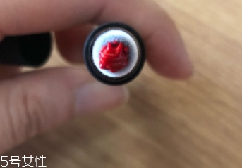 唇釉和口紅哪個不容易掉色？