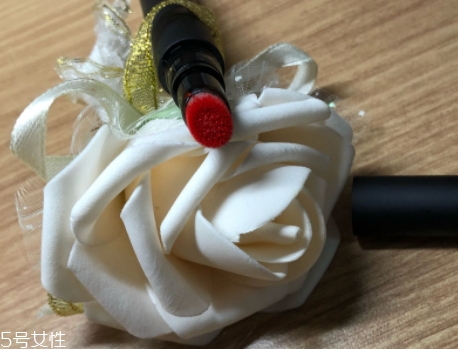 唇釉和口紅哪個不容易掉色？