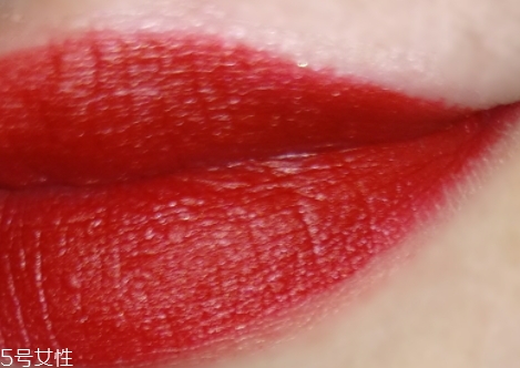 唇釉和口紅哪個不容易掉色？