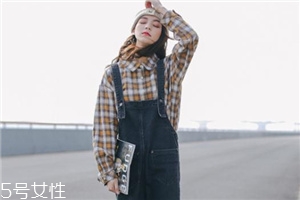 背帶褲怎么搭配？超減齡的小清新裝扮