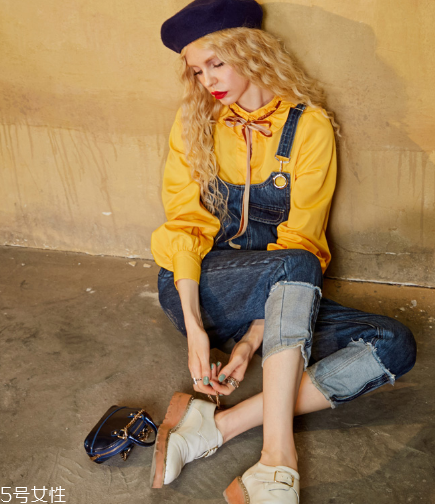 背帶褲怎么搭配？超減齡的小清新裝扮