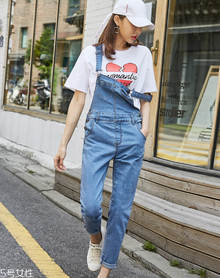 背帶褲怎么搭配？超減齡的小清新裝扮