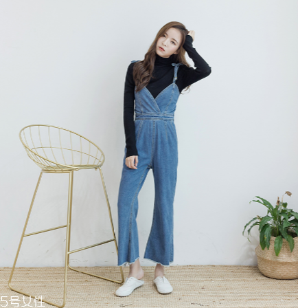 背帶褲怎么搭配？超減齡的小清新裝扮