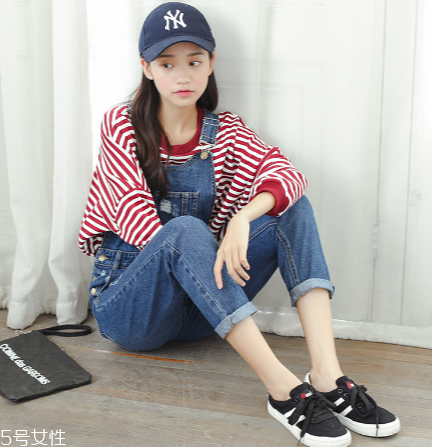 背帶褲怎么搭配？超減齡的小清新裝扮