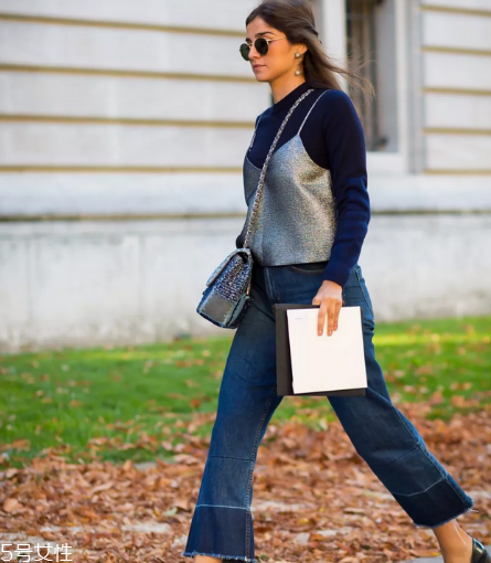 拼色牛仔褲怎么搭配？開(kāi)春的最火的一條褲子