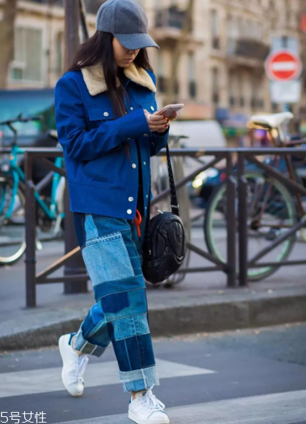 拼色牛仔褲怎么搭配？開(kāi)春的最火的一條褲子