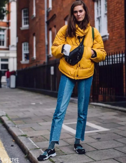 拼色牛仔褲怎么搭配？開(kāi)春的最火的一條褲子