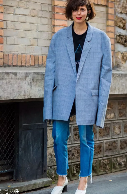 拼色牛仔褲怎么搭配？開(kāi)春的最火的一條褲子