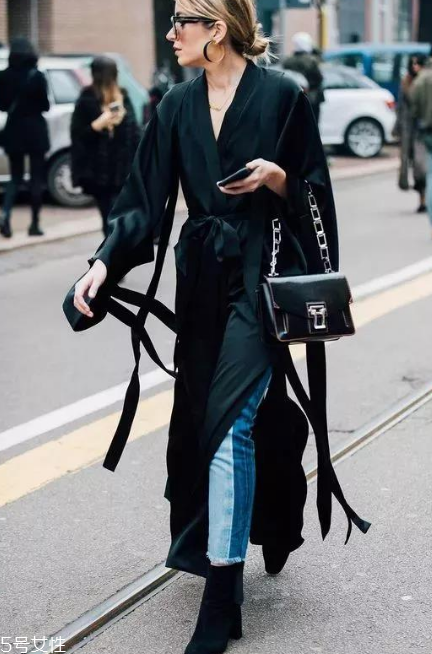 拼色牛仔褲怎么搭配？開(kāi)春的最火的一條褲子