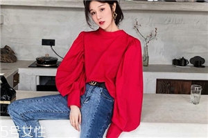 拼色牛仔褲怎么搭配？開(kāi)春的最火的一條褲子