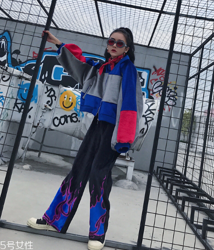 撞色衛(wèi)衣怎么搭配？讓你的日常穿衣潮到爆