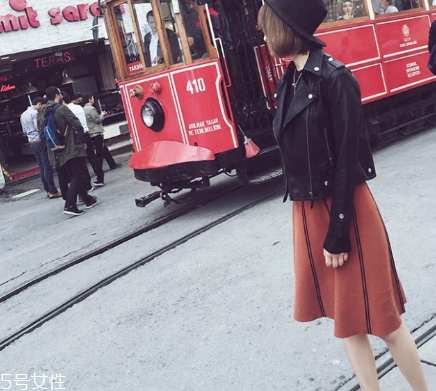 短款皮衣怎么搭配好看？酷girl的冬日選擇