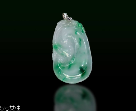 翡翠起膠是什么意思？起膠現(xiàn)象屬于高檔翡翠