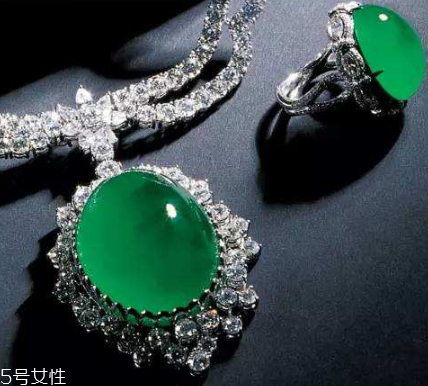 翡翠a貨多少錢？高檔手鐲上千萬(wàn)元