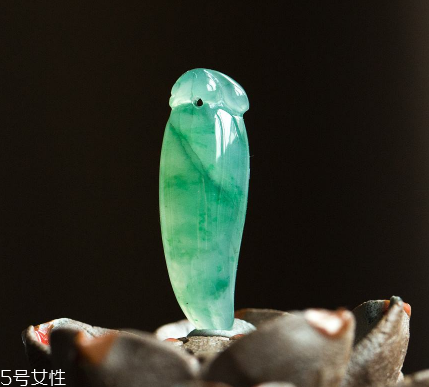 翡翠a貨多少錢？高檔手鐲上千萬(wàn)元