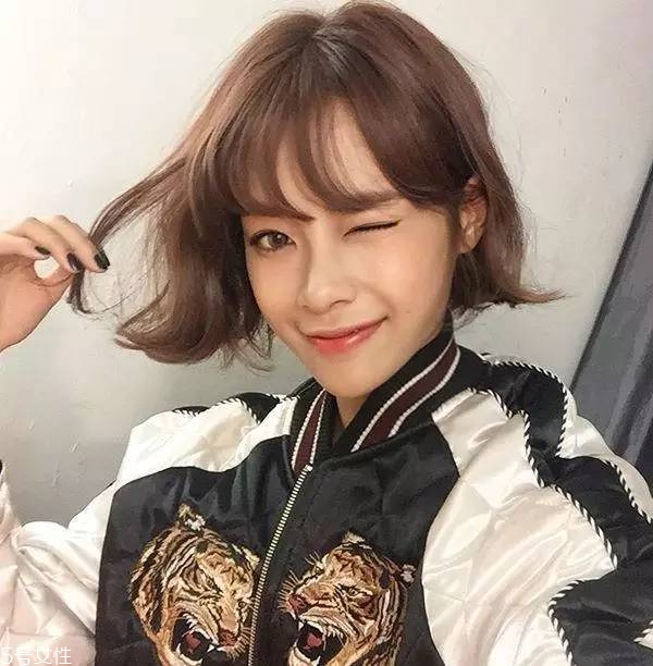 短發(fā)發(fā)尾外翻的發(fā)型怎么弄？誰弄誰美