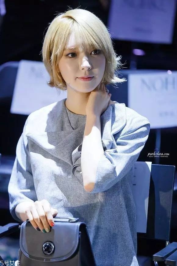 短發(fā)發(fā)尾外翻的發(fā)型怎么弄？誰弄誰美