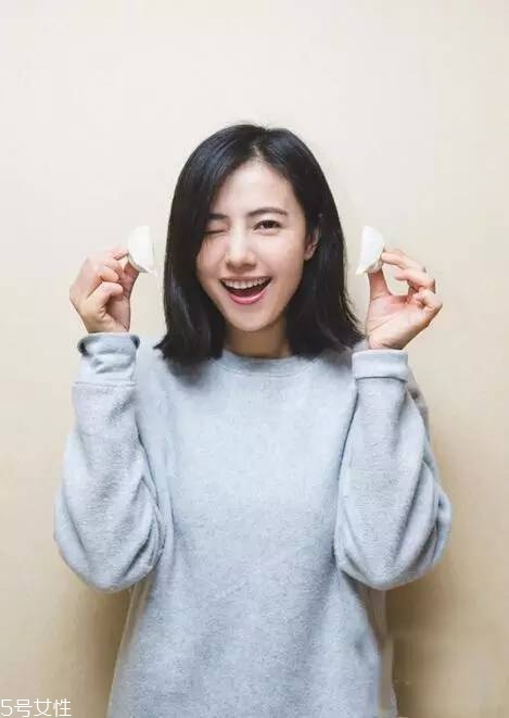 短發(fā)發(fā)尾外翻的發(fā)型怎么弄？誰弄誰美