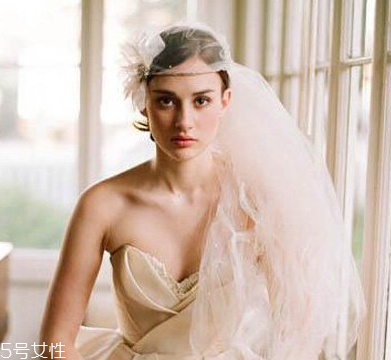 短發(fā)怎么做新娘造型？編發(fā)好看又簡(jiǎn)單