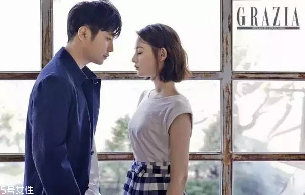 短發(fā)發(fā)尾外翻的發(fā)型怎么弄？誰弄誰美