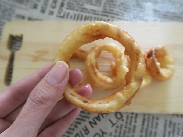 洋蔥圈怎么做好吃 輕盈脆口的做法 洋蔥圈怎么做好吃 輕盈脆口的做法