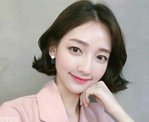 短發(fā)發(fā)尾外翻的發(fā)型怎么弄？誰弄誰美