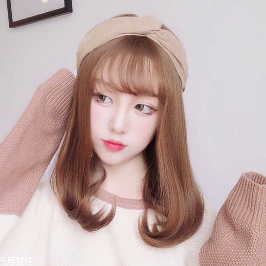 矮個子女生適合什么短發(fā)？氣質(zhì)齊肩卷發(fā)