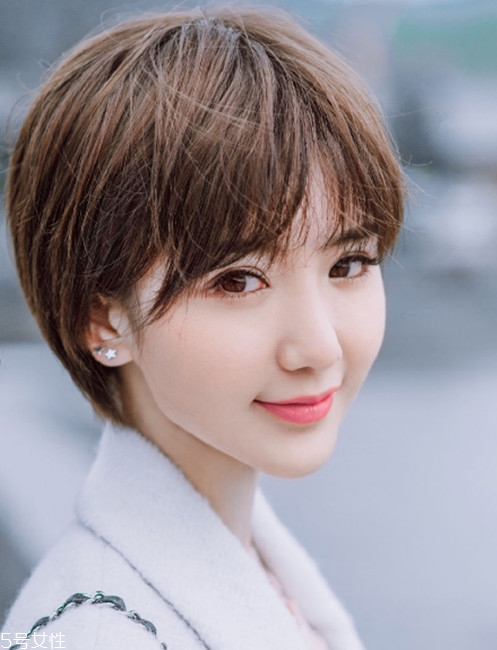 外翹短發(fā)適合什么臉型？再燙內扣你就out了