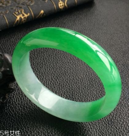 翡翠手鐲怎么看水頭？行家教你這樣挑