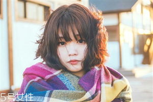 矮個子女生適合什么短發(fā)？氣質(zhì)齊肩卷發(fā)