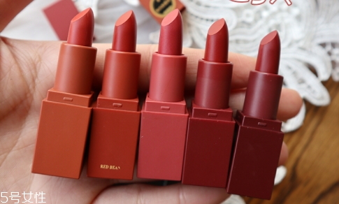 唇蜜和口紅的區(qū)別 唇蜜vs口紅 唇蜜和口紅的區(qū)別 唇蜜vs口紅