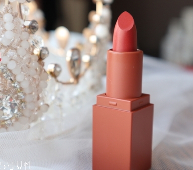 唇蜜和口紅的區(qū)別 唇蜜vs口紅 唇蜜和口紅的區(qū)別 唇蜜vs口紅