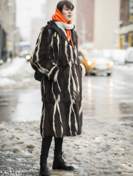 皮草下身搭配什么好看？這個(gè)冬天不怕冷