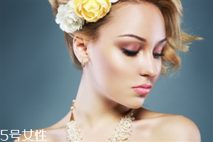 發(fā)量多女生適合什么發(fā)型？形象百變的你