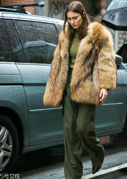 皮草下身搭配什么好看？這個(gè)冬天不怕冷