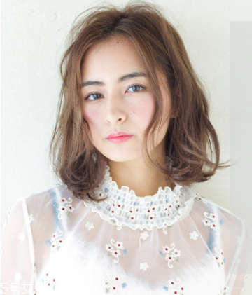 發(fā)量多女生適合什么發(fā)型？形象百變的你