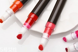 唇蜜可以單獨(dú)使用嗎？搭配其他產(chǎn)品效果更好