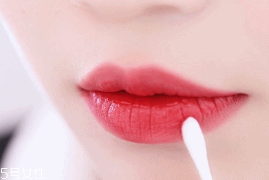 透明唇蜜哪個牌子好？打造玻璃唇效果