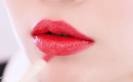透明唇蜜哪個牌子好？打造玻璃唇效果