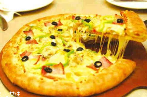 微波爐烤披薩用什么盤子 容器的材質(zhì)取決于選擇的功能鍵 微波爐烤披薩用什么盤子 容器的材質(zhì)取決于選擇的功能鍵