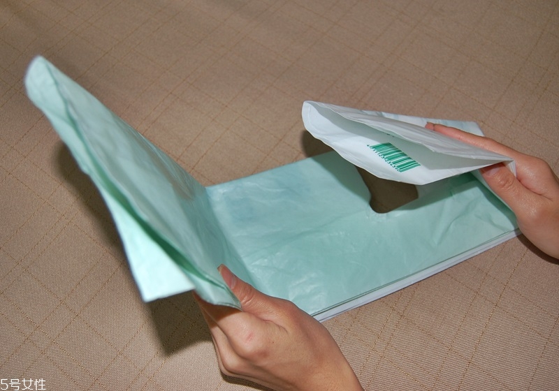 塑料袋收納妙招圖解 4個(gè)收納小技巧 塑料袋收納妙招圖解 4個(gè)收納小技巧