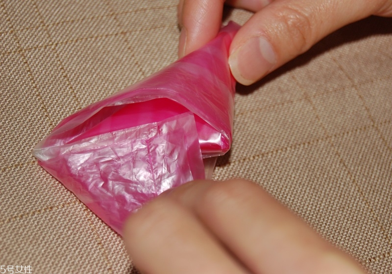 塑料袋收納妙招圖解 4個(gè)收納小技巧 塑料袋收納妙招圖解 4個(gè)收納小技巧