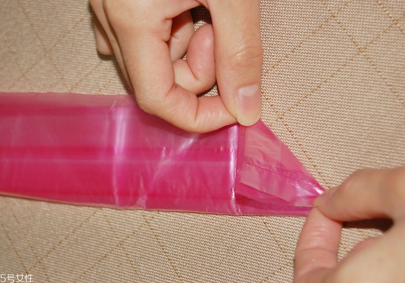 塑料袋收納妙招圖解 4個(gè)收納小技巧 塑料袋收納妙招圖解 4個(gè)收納小技巧