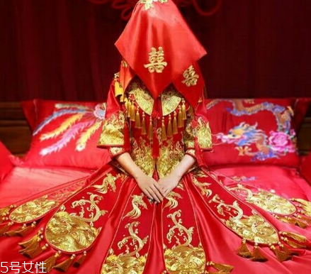 中式秀禾服和西式婚紗哪個(gè)好看？打造完美新娘