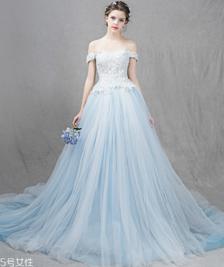 中式秀禾服和西式婚紗哪個(gè)好看？打造完美新娘