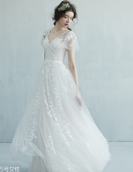 中式秀禾服和西式婚紗哪個(gè)好看？打造完美新娘