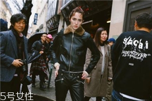 皮衣下面搭配什么好看？玩出個性混搭風