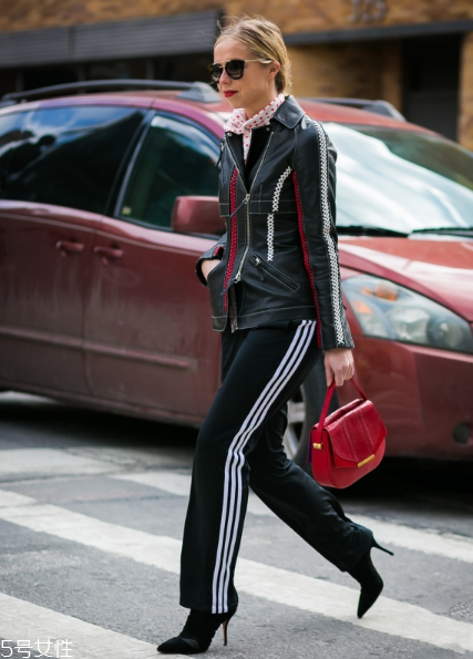 皮衣下面搭配什么好看？玩出個性混搭風